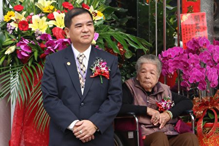吴俊男董事长（左）。（陈莹聪／大纪元）